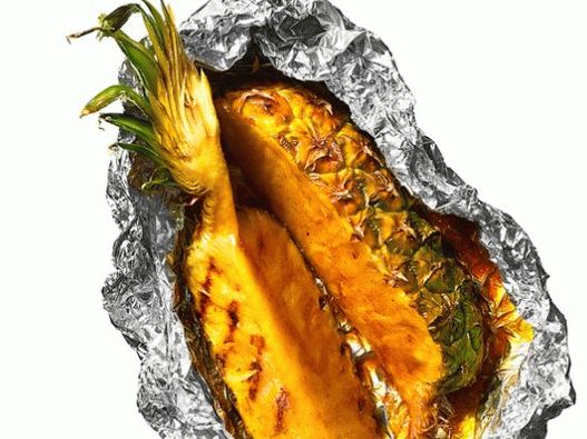 Fotografija glaziranog ananasa na roštilju u foliji