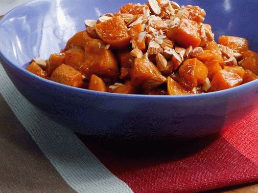 Foto glazirani slatki krompir u brusnici