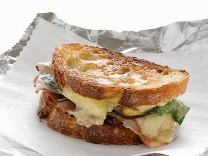 Foto vrući sendviči sa datuljama i suhim pršutom