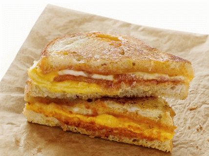 Foto vrući sendviči sa tri vrste sira