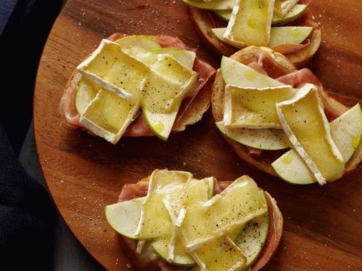 Foto vrući sendvič sa brie sirom