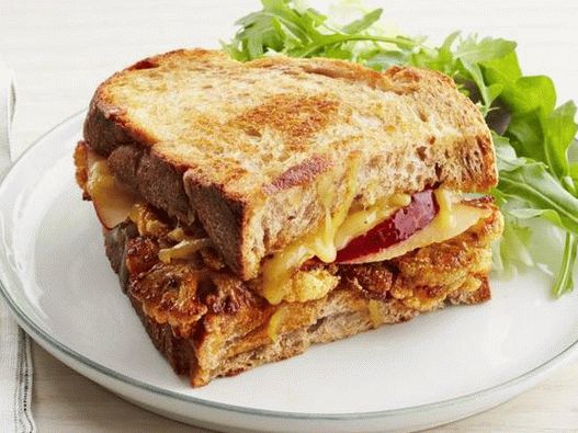 Foto sendvič sa toplim sirom i karfiolom