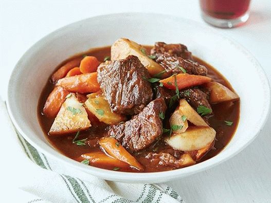 Foto govedina ragu s korijenskim usjevima