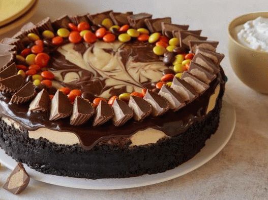 Foto Grand Cheesecake s kikiriki puter i slatkiši