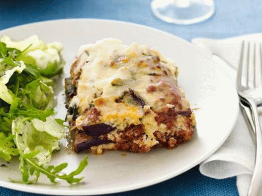 Foto grčki Musaka (lisnato tijesto s patlidžanom i mljevenim mesom)