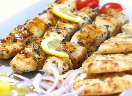 Foto grčki souvlaki s tortiljom