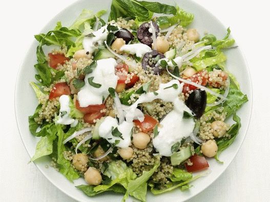 Foto grčka salata od Choriatiki s quinoa i slanutak