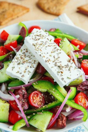 Foto grčka salata od paradajza i krastavaca sa feta sirom