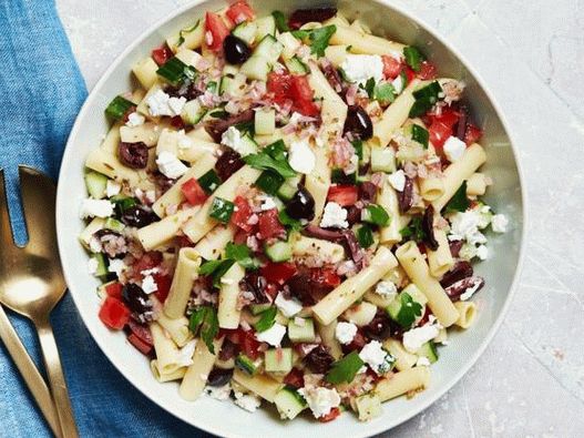 Foto grčka salata s tjesteninom, fetaom i maslinama