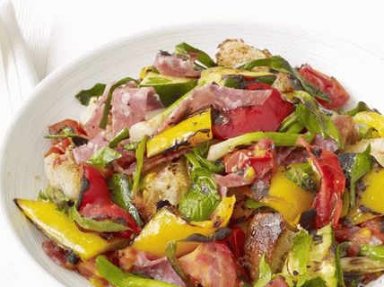 Foto salata sa salami od panzanele sa roštiljem
