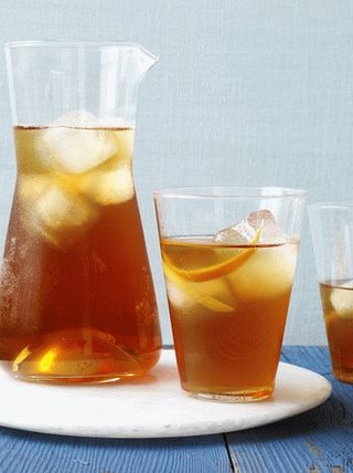 Fotografija ledenog čaja sa džinom i kardamomom