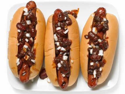 Fotografija hot-dogova sa čilijem i kobasicama na žaru