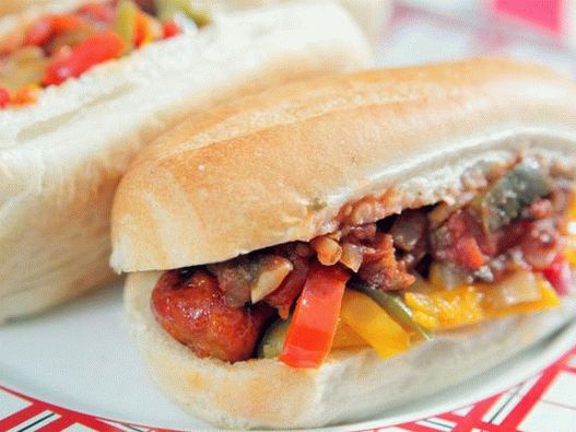 Foto hot dogovi sa chorizo   kobasicama i začinjenom salsom