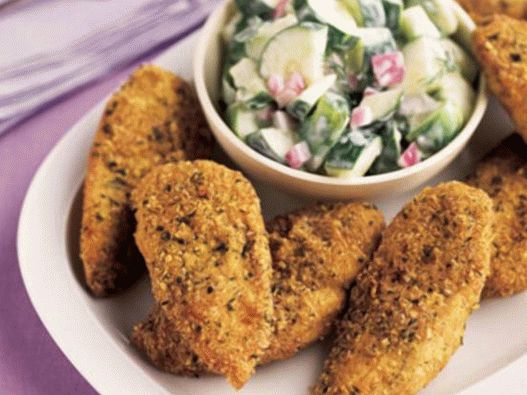 Foto hrskavi pileći hlebni falafel sa salatom od krastavaca