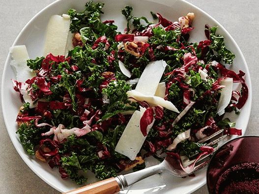 Foto hrskava salata od kelja s orasima i sirom