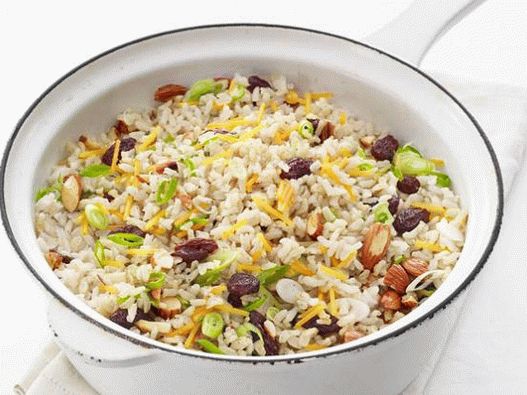 Foto pilaf indijskog smeđeg pirinča sa curryjem i špagetama