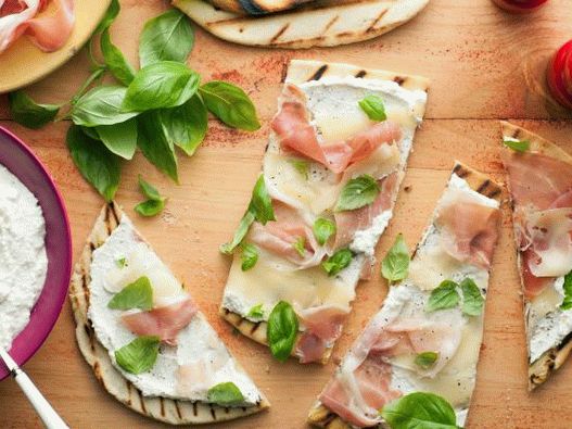 Foto talijanska piadina tortilja sa sirom i pršutom