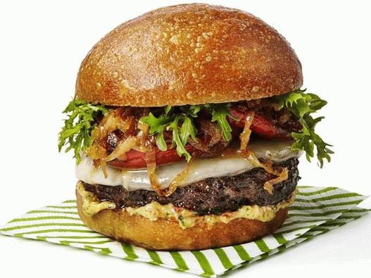 Foto italijanski hamburger sa pečenim rajčicama i karamelizovanim lukom
