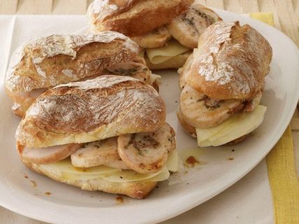 Foto italijanski sendviči s puretinom i pancetom