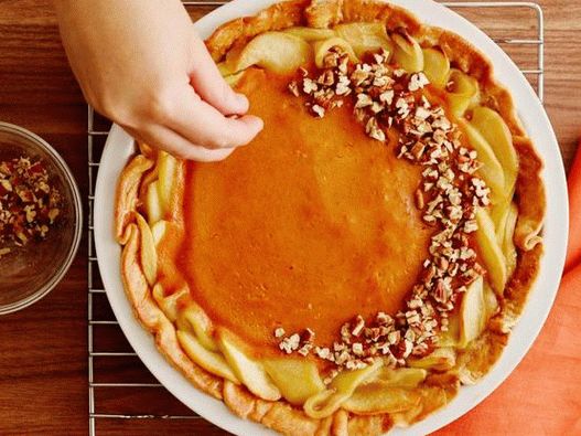 Garnirajte, narežite i poslužite