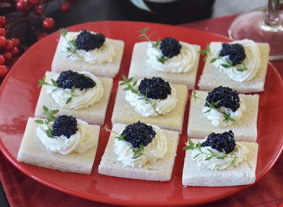 Kanapi od crnog kavijara