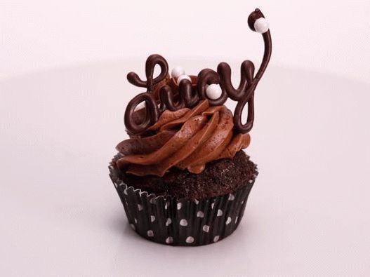 Foto Cupcake sa tečnim punjenjem i čokoladnom kremom