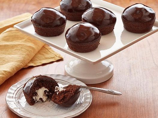 Foto cupcakes sa krem ​​punjenjem i čokoladnom glazurom