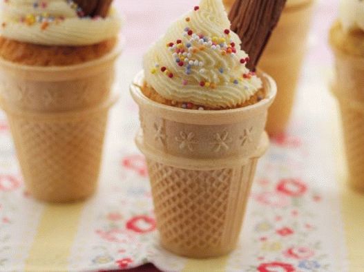 Fotografija cupcakesa sa kondenziranom karamelom u šalicama vafla.