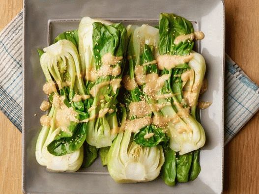 Fotografija bok choy kupusa u mikrotalasnom sosu miso