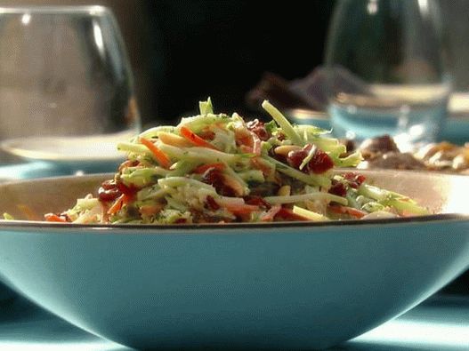 Foto salata od kupusa od brokolija sa umakom od raita
