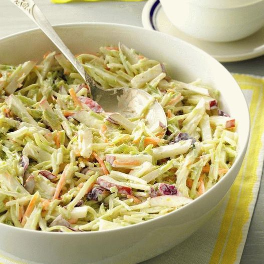 Fotografija salate od kupusa brokule u kiselo-mlečnom preljevu