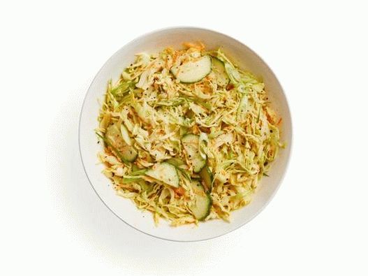 Foto salata od sporog kupusa sa krastavcima