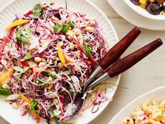 Foto salata od kupusa sa mangom i kikirikijem