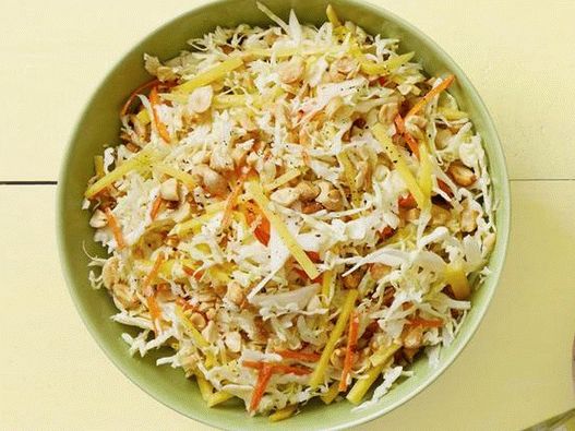 Foto salata od kupusa sa mangom u preljevu od kokosa