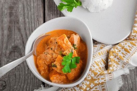 Fotografija pilećeg curryja u mikrotalasnoj