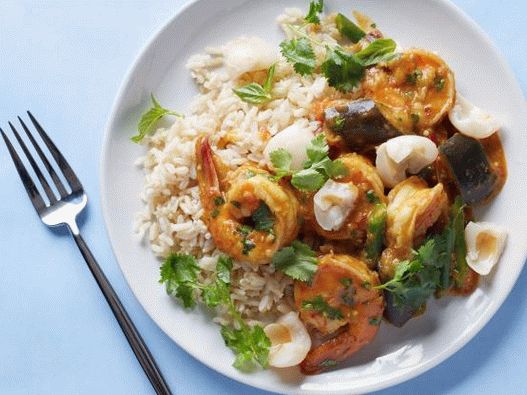 Fotografija curry-a sa kozicama i ličijem