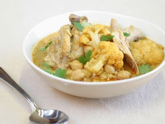 Fotografija Curryja s piletinom i cvjetačom u sporijem kuhaču