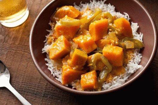 Fotografija curryja sa bundevom i patlidžanom
