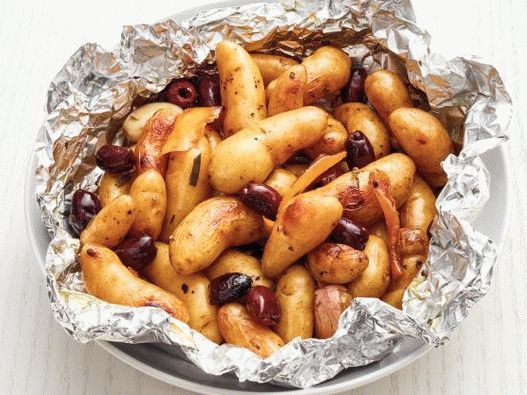 Foto krompir i masline na žaru u foliji