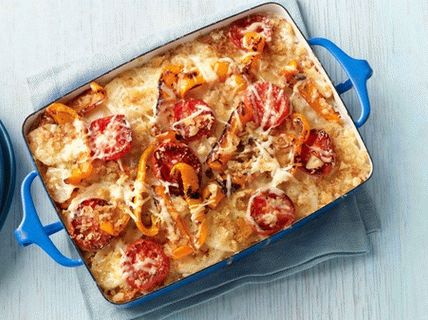 Foto krompir gratin sa rajčicom i slatkim paprikama
