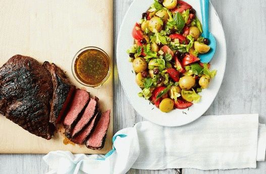 Foto krompir salata s vrtnom rajčicom i maslinama
