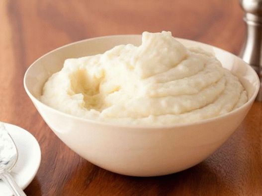 Foto pire krumpir s pečenim češnjakom i mascarpone sirom