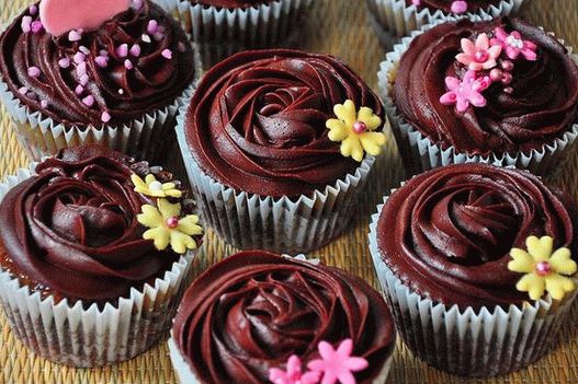 Foto cupcakes sa čokoladnom kremom od ganachea