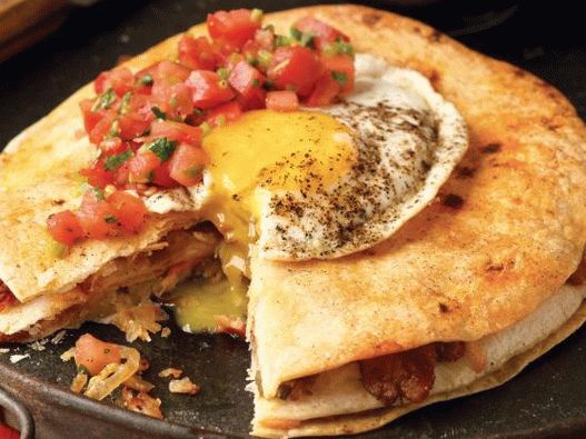 Fotografija Quesadille sa slaninom, krompirom i prženim jajima