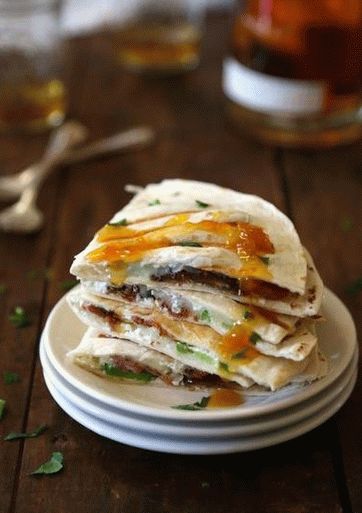 Fotografija Quesadille sa dimljenim puretinom, brie sirom i marelicama