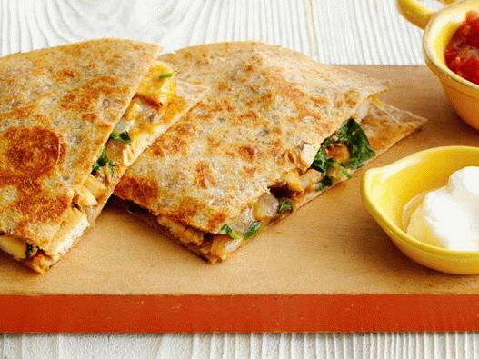 Fotografija Quesadilla s piletinom i gljivama