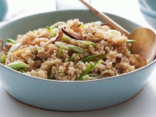 Fotografija Quinoa sa gljivama Shiitake i mladim graškom