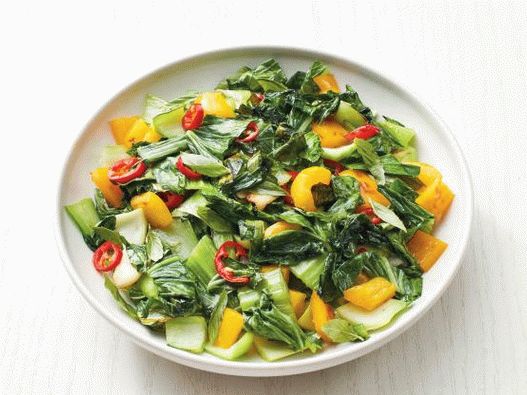 Foto kineski bok choy kelj sa slatkim i ljutim paprikama