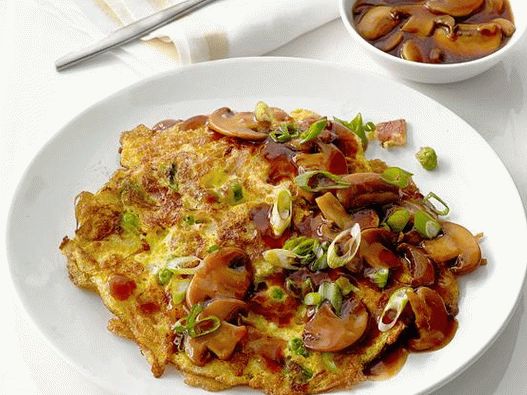 Foto kineski Fu Yan omlet sa umakom od gljiva