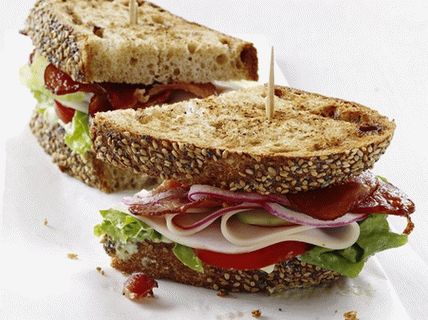 Foto sendviči sa salatom od turske, avokada i Romen salate